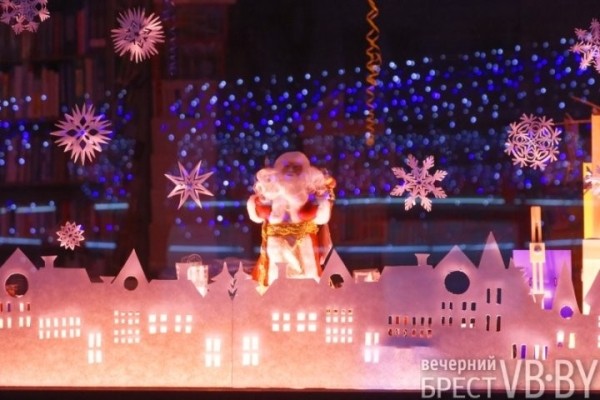 Посмотрите, как брестские заведения украсили витрины к Новому году Посмотрите, как брестские заведения украсили витрины к Новому году