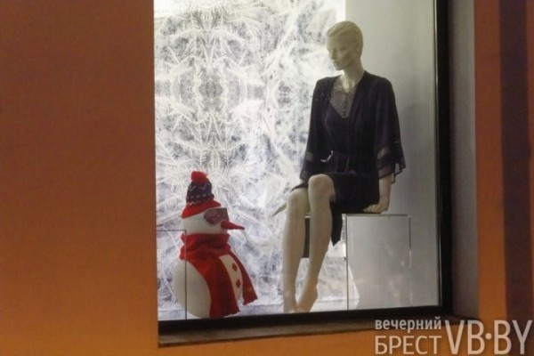 Посмотрите, как брестские заведения украсили витрины к Новому году Посмотрите, как брестские заведения украсили витрины к Новому году