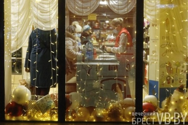 Посмотрите, как брестские заведения украсили витрины к Новому году Посмотрите, как брестские заведения украсили витрины к Новому году