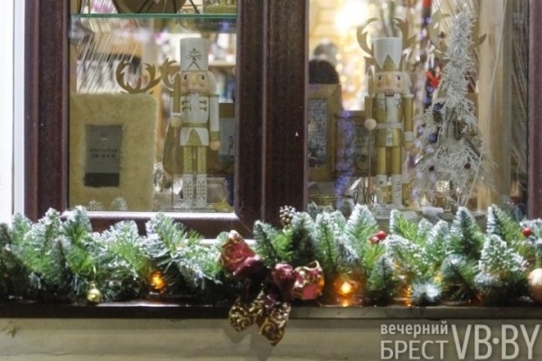 Посмотрите, как брестские заведения украсили витрины к Новому году Посмотрите, как брестские заведения украсили витрины к Новому году