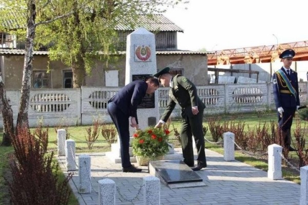 Брестские коммунальники почтили память воинов-пограничников, погибших в годы Великой Отечественной войны Брестские коммунальники почтили память воинов-пограничников, погибших в годы Великой Отечественной войны