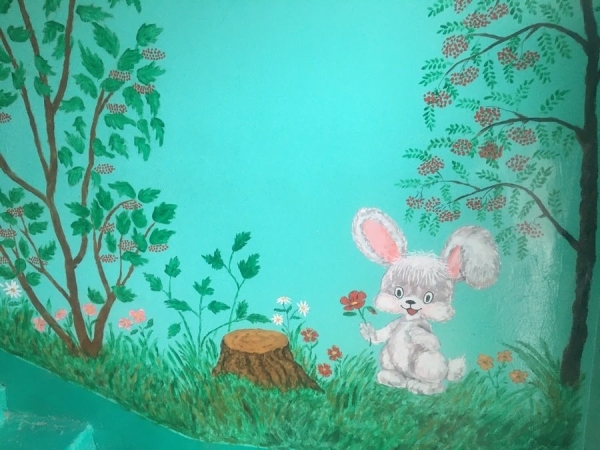 За год женщина превратила подъезд в арт-пространство