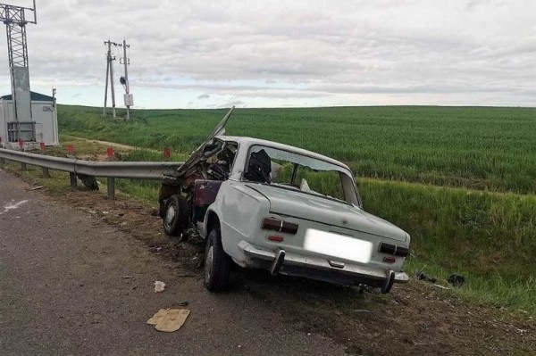В Беларуси «Жигули» напоролись на отбойник – двое в больнице