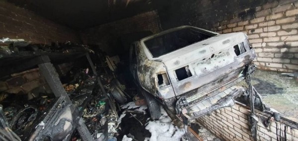 В Пинске в гараже сгорел автомобиль