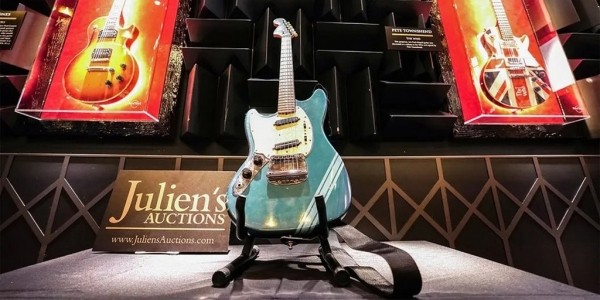 Легендарную гитару продали за $4,5 миллиона. Узнаете чья? Легендарную гитару продали за $4,5 миллиона. Узнаете чья?