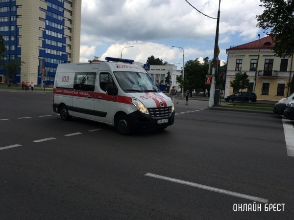 В Бресте ребенок выбежал на проезжую часть из-за припаркованных авто и попал под машину В Бресте ребенок выбежал на проезжую часть из-за припаркованных авто и попал под машину