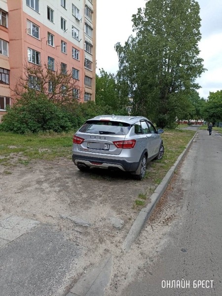 Читатель: На зелёной зоне... Так в Бресте водители паркуют свои автомобили
Читатель: На зелёной зоне... Так в Бресте водители паркуют свои автомобили