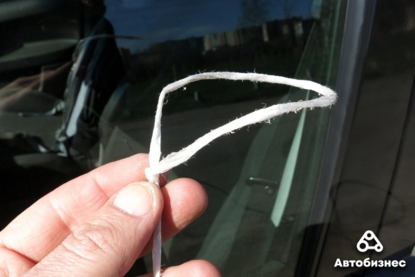 Как открыть дверь авто, если ключи остались внутри? Проверка народных способов