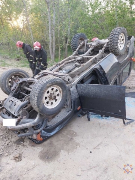 В Бресте перевернулся внедорожник. Работниками МЧС спасена девушка