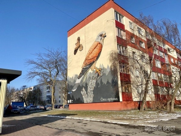 
                Читатель: Может кто-то не видел ещё. Такие муралы сделаны в Бресте
            