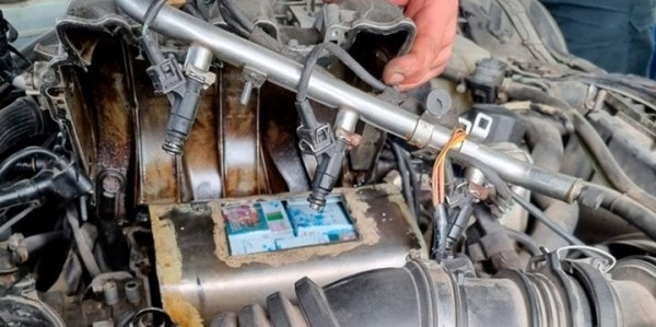 Белорус спрятал сигареты в моторе своего автомобиля и поехал в Польшу. Посмотрите на эти тайники Белорус спрятал сигареты в моторе своего автомобиля и поехал в Польшу. Посмотрите на эти тайники