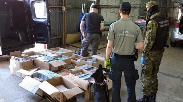 На рынке в Бяло-Подляске обнаружили более 8 тысяч пачек белорусских сигарет На рынке в Бяло-Подляске обнаружили более 8 тысяч пачек белорусских сигарет