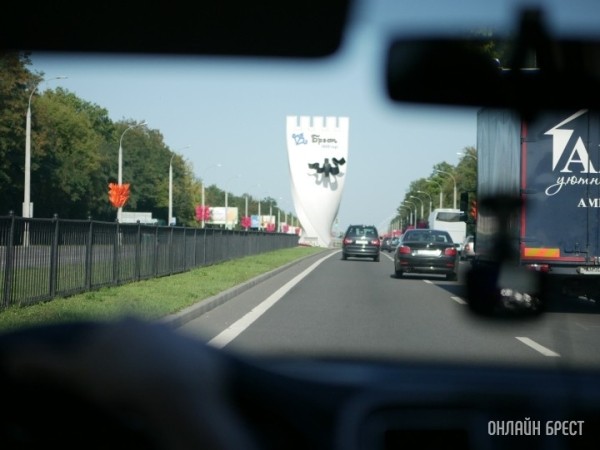 Включать ли поворотник при круговом движении, и когда ездить с ближним светом фар. Что изменилось в ПДД для водителей