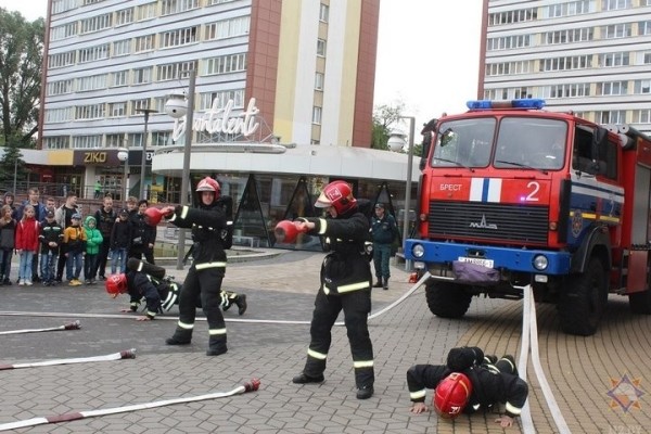 Брестские спасатели устроили настоящий праздник для жителей областного цента