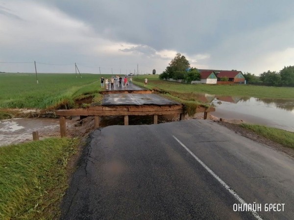 В Брестском и Каменецком районах устраняют последствия сильных ливней и града