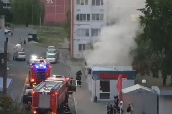 
                Подразделения МЧС ликвидируют возгорание в ларьках, расположенных за «Монтаной» на Партизанском проспекте
            