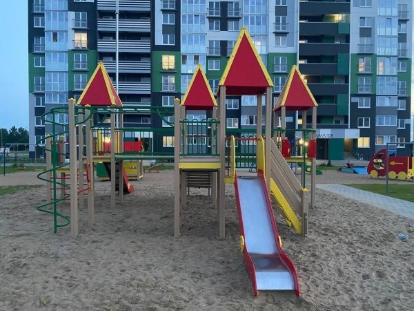 В Бресте на улице Мытной завершён монтаж детского игрового комплекса В Бресте на улице Мытной завершён монтаж детского игрового комплекса