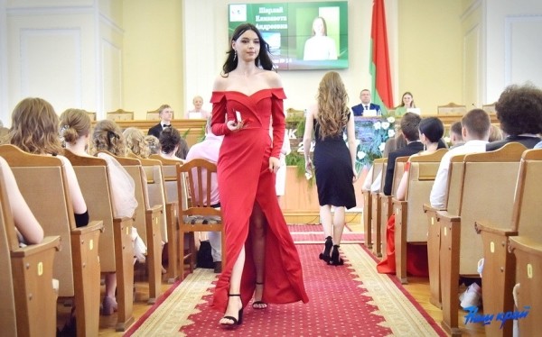 Шик, блеск, выпускной: хит-парад нарядов барановичских выпускниц Шик, блеск, выпускной: хит-парад нарядов барановичских выпускниц