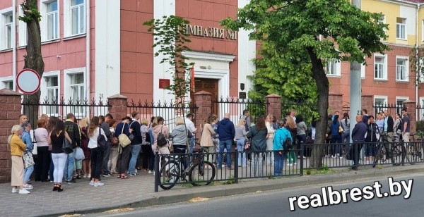 Очередь из родителей замечена возле стен гимназии №1 города Бреста Очередь из родителей замечена возле стен гимназии №1 города Бреста