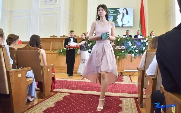 Шик, блеск, выпускной: хит-парад нарядов барановичских выпускниц Шик, блеск, выпускной: хит-парад нарядов барановичских выпускниц