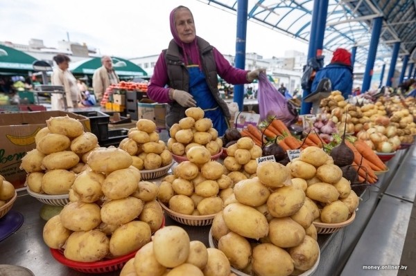 Наконец-то молодая белорусская картошка. Смотрим, почем у нас и у соседей