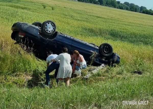 Очевидец: Сегодня возле Кобрина перевернулся автомобиль
Очевидец: Сегодня возле Кобрина перевернулся автомобиль
