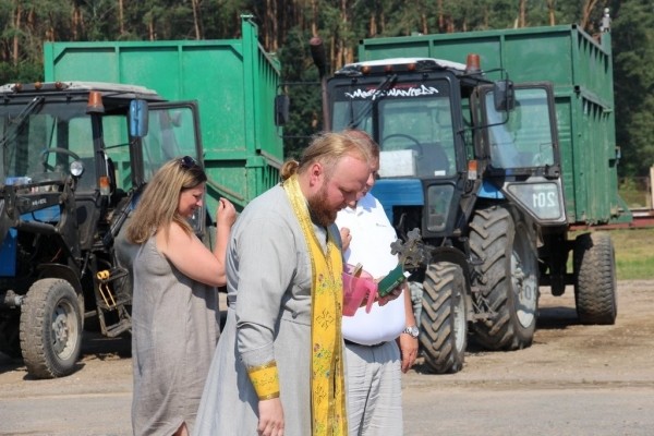По сложившейся традиции с молитвой ко Господу начинаются уборочные работы в ОАО «Остромечево» Брестского района