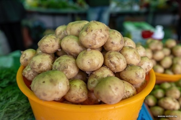 Наконец-то молодая белорусская картошка. Смотрим, почем у нас и у соседей