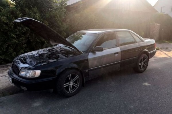 В Кобрине горела легковушка – огнем повредило моторный отсек и капот