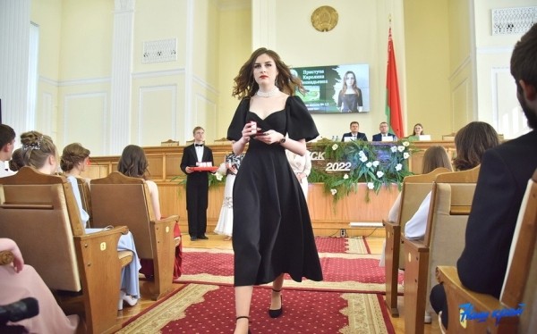 Шик, блеск, выпускной: хит-парад нарядов барановичских выпускниц Шик, блеск, выпускной: хит-парад нарядов барановичских выпускниц