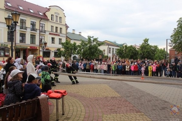 Брестские спасатели устроили настоящий праздник для жителей областного цента