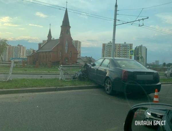 
                Читатель: В Бресте на Суворова водитель снёс несколько пролетов заборного ограждения
            