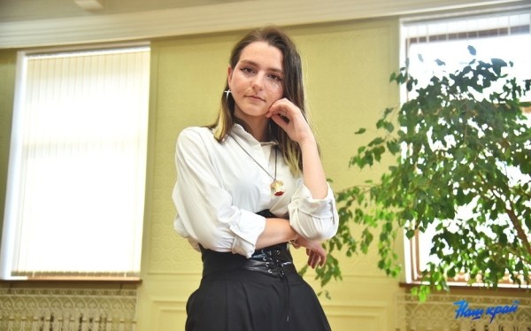 Шик, блеск, выпускной: хит-парад нарядов барановичских выпускниц Шик, блеск, выпускной: хит-парад нарядов барановичских выпускниц