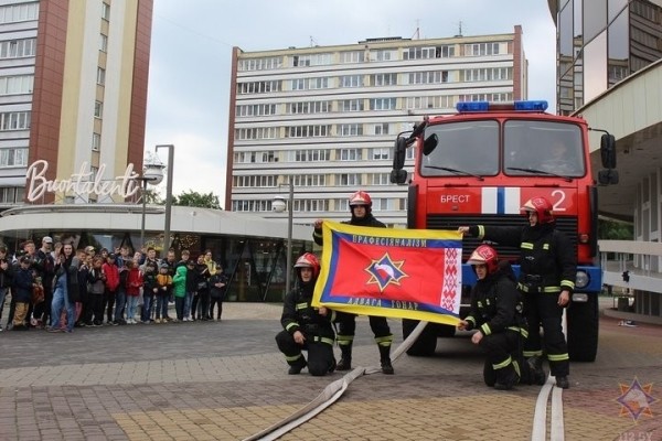 Брестские спасатели устроили настоящий праздник для жителей областного цента