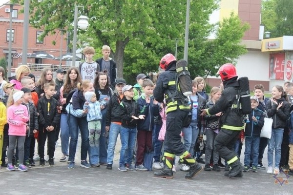 Брестские спасатели устроили настоящий праздник для жителей областного цента