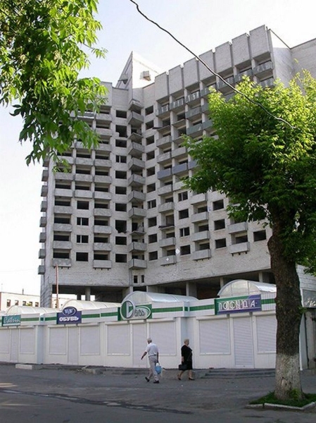 Будущее здание ТЦ «Didas Persia» на ул.Советской в Бресте. 2004 год
Будущее здание ТЦ «Didas Persia» на ул.Советской в Бресте. 2004 год