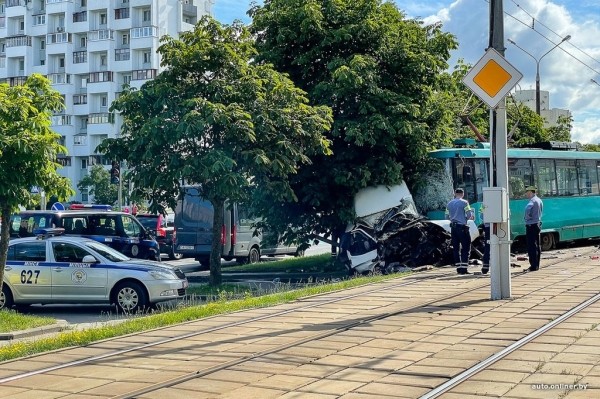 В Минске грузовой бус попал под трамвай, водитель умер В Минске грузовой бус попал под трамвай, водитель умер