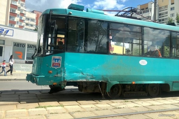 В Минске грузовой бус попал под трамвай, водитель умер В Минске грузовой бус попал под трамвай, водитель умер