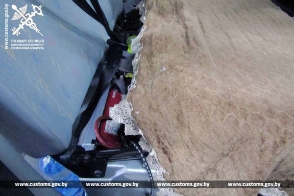 Россиянин пытался провезти без декларации через границу 5 смартфонов. Случай на границе в Бресте