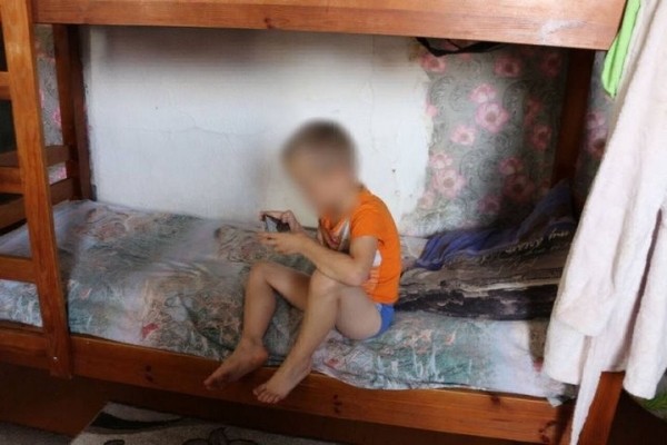 В Брестской области четырехлетний малыш ушел к соседям в одних трусиках. Рейд по неблагополучным семьям