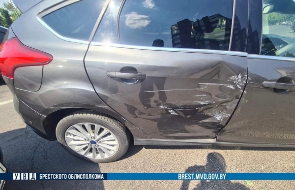 Легковушка и маршрутка столкнулись в Бресте. Кто виноват? Легковушка и маршрутка столкнулись в Бресте. Кто виноват?