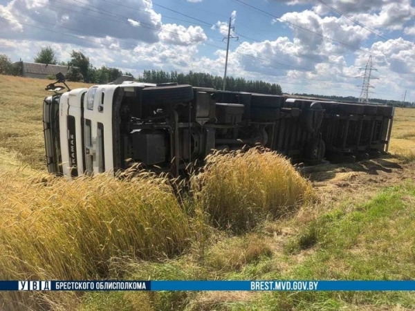 Фура перевернулась в Брестской области Фура перевернулась в Брестской области