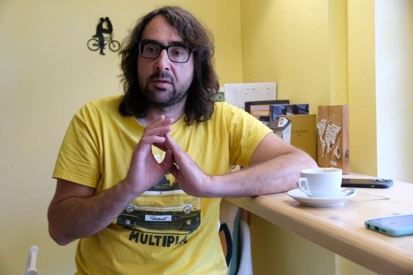 «Средняя зарплата у автослесаря — €1 200. Но после обеда все спят». Выгодно ли белорусу работать на СТО в Испании