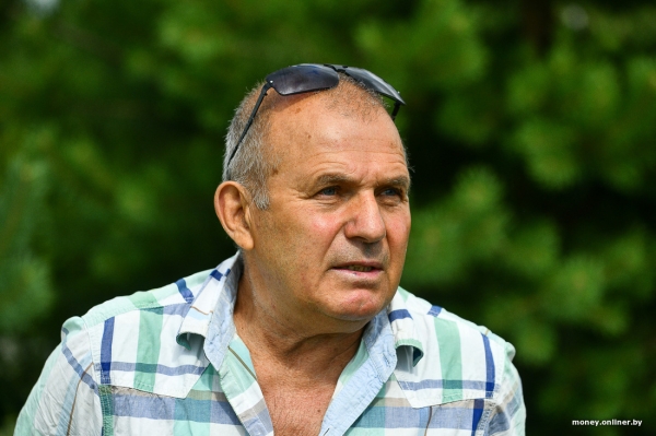 Собирает чернику, завел козу. История белоруса, который в 66 лет остался один с четырьмя детьми Собирает чернику, завел козу. История белоруса, который в 66 лет остался один с четырьмя детьми