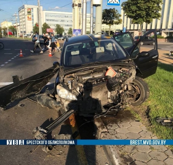 Стали известны подробности жесткого ДТП в центре Бреста. Кто был за рулём? Стали известны подробности жесткого ДТП в центре Бреста. Кто был за рулём?