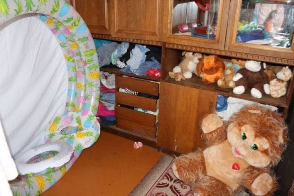 В Брестской области четырехлетний малыш ушел к соседям в одних трусиках. Рейд по неблагополучным семьям