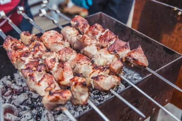 Во сколько обойдется пикник с шашлыком: смотрим цены на мясо и мангал Во сколько обойдется пикник с шашлыком: смотрим цены на мясо и мангал