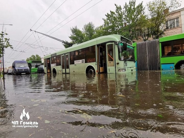 Сильный дождь затопил Гомель. Людей из воды доставали спасатели на лодках Сильный дождь затопил Гомель. Людей из воды доставали спасатели на лодках