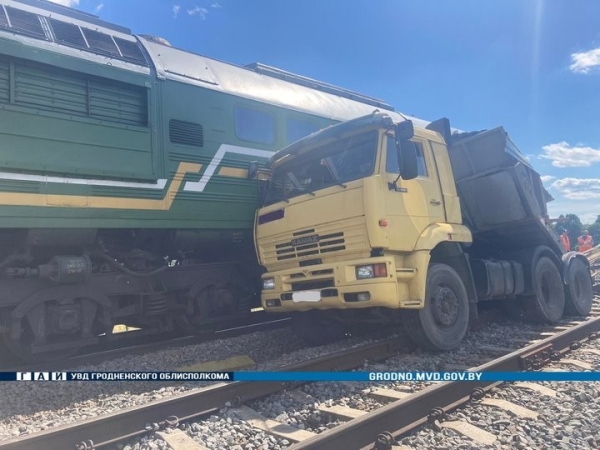 В Беларуси водитель КАМАЗа не заметил поезд