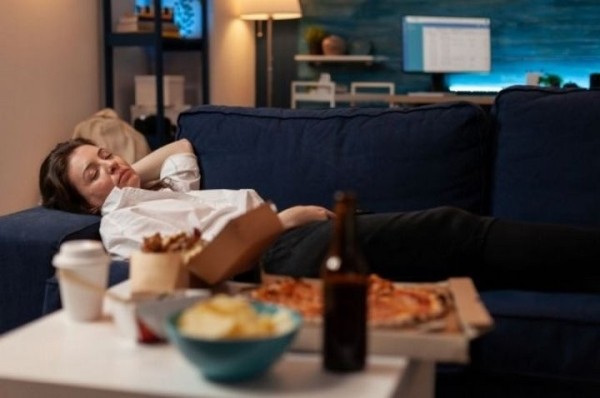 Вредно ли лежать сразу после еды? Вредно ли лежать сразу после еды?